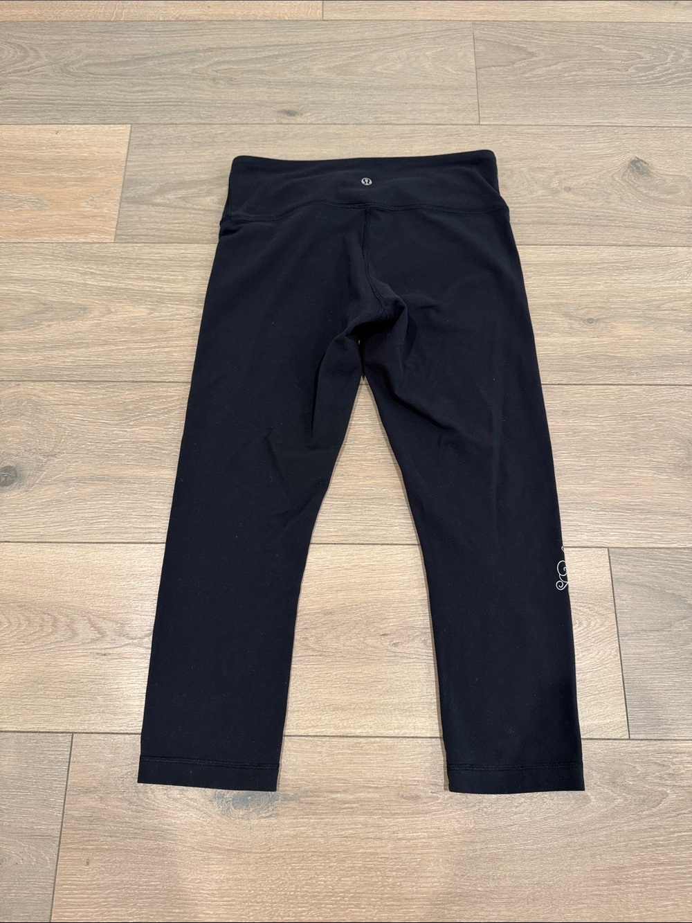LULULEMON Black Mid Rise Wanderlust Tree Print Cotton Crop Active Capri Size 8 - Picture 2 of 6